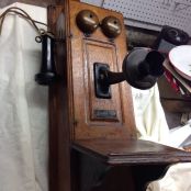 Teléfono de pared, madera y metal. Monarck, Illinois, 1899.