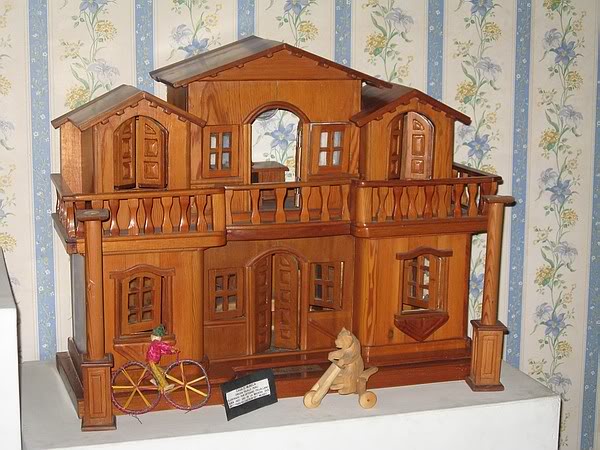 casa-de-munecas-totalmente-de-madera-museo-del-juguete-trujillo-peru