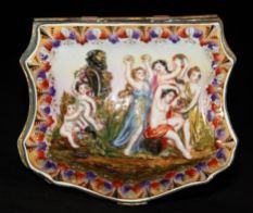 capodimonte cofre siglo XIX decorado con jóvenes doncellas y extranas criaturas mitológicas foto 2