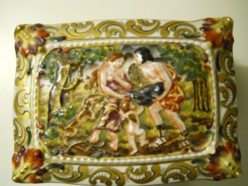 capodimonte cofre siglo XIX decorado con querubines y escenas mitológicas 2