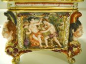 capodimonte cofre siglo XIX decorado con querubines y escenas mitológicas 3