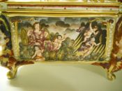 capodimonte cofre siglo XIX decorado con querubines y escenas mitológicas 4
