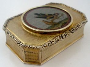 Pastillero de oro con micromosaico de ave, 1800s.
