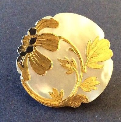 Botón Art Nouveau de madreperla y oro.