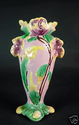 Florero Jugendstil de porcelana color lila y flores. Alemania 1900