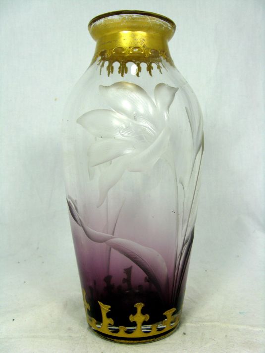 jarrón Jugendstil de vidrio transparente y púrpura labrado con flores y con decoraciones de pan de oro. Alemania 1900