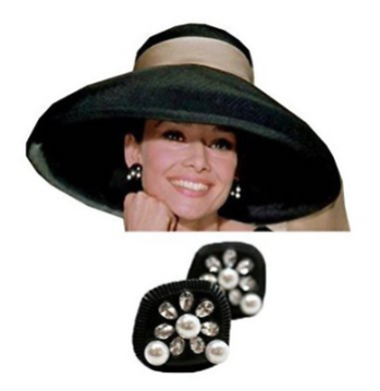 Audrey Hepburn con el sombrero y aretes que lució en la película Breakfast at Tiffany's.
