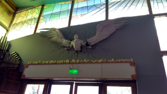 Escultura de angel y vitrales en la parte superior.  Purgatorio.