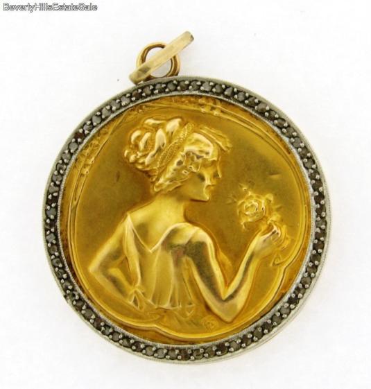 Medallón Art Nouveau de oro de 18 k. y 70 diamantes. Francia principios de 1900