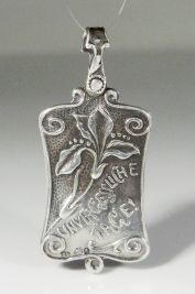 Medallón Art Nouveau de plata 900, guarda tres fotografías, Austria principios 1900