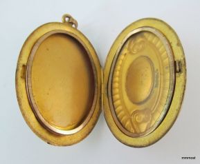 Medallón Art Nouveau enchapado en oro y amatista, fabricado por Carter, Qvarnstrom & Remington of Attleboro, Estados Unidos 1910 .