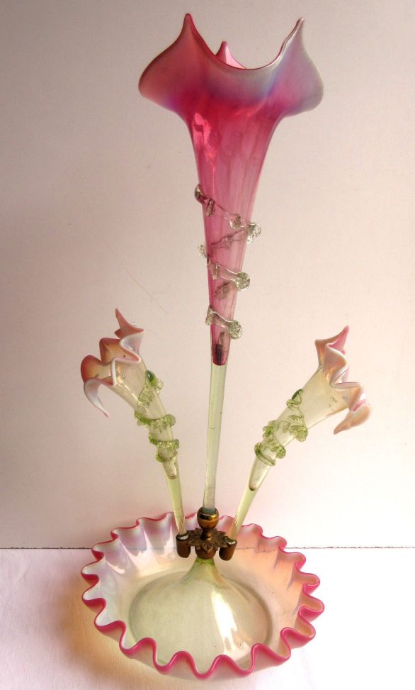 florero tulipán en vidrio murano opalina y vaselina Francia fines 1800