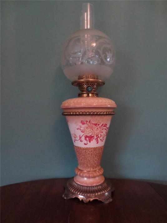 Lamparín victoriano, fanal de vidrio labrado cuerpo de cerámica DOULTON BURSLEM base de cobre Inglaterra