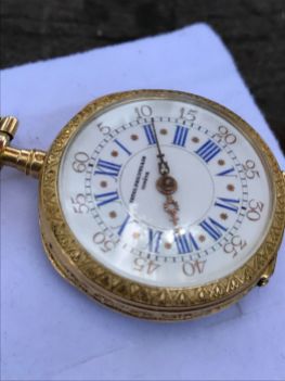Reloj de bolsillo para dama elaborado en oro de 18k. Está esmaltado y tiene diamantes. Suiza 1896.