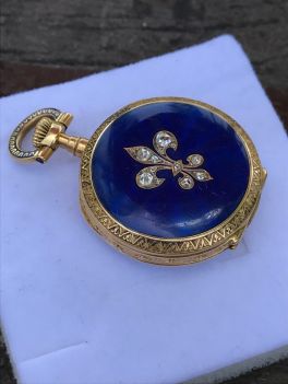 Reloj de bolsillo para dama elaborado en oro de 18k. Está esmaltado y tiene diamantes incrustados. Suiza 1896.