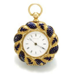 Reloj de bolsillo para dama elaborado en oro de 18K . Está esmaltado y tiene un querubín pintado a mano. Suiza 1880s.
