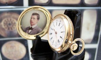 Reloj de bolsillo para dama elaborado en oro 18 kilates. Tiene retrato esmaltado en su interior. Este modelo se hizo para que las damas tengan el retrato de su pareja en el reloj. Suiza 1900.