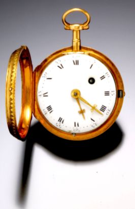 Reloj de bolsillo para dama elaborado en oro de 18K . Tiene esmaltado multicolor. Fue fabricado por Theodore Melly. Suiza 1810.