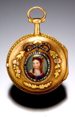 Reloj de bolsillo para dama elaborado en oro de 18K . Tiene esmaltado multicolor. Fue fabricado por Theodore Melly. Suiza 1810.